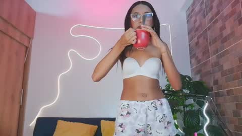 luna_valen online show from May 27, 4:31 am