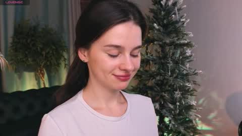 lunaolivia_ online show from December 5, 1:23 pm