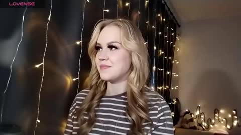 lunapeony online show from December 16, 6:52 am