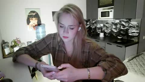 lunapeony online show from February 4, 4:43 pm