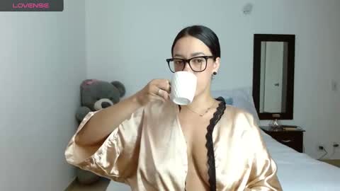 lunayois02 online show from December 30, 11:59 am