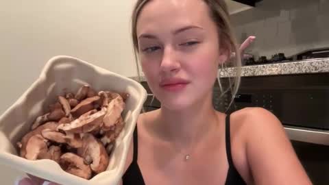 Aimee online show from November 22, 6:10 pm