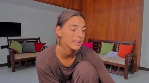  LYNN  online show from November 17, 9:10 am