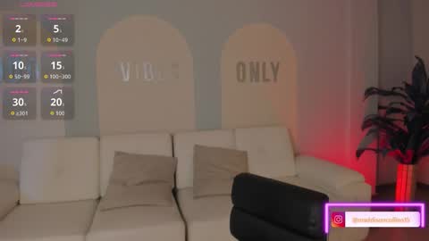 Maddi Collins online show from December 18, 11:04 am