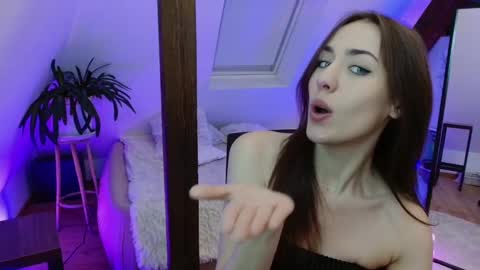 Zooey online show from December 10, 6:49 pm