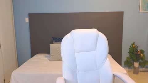 Maiaa Ruiz  online show from January 18, 1:40 pm