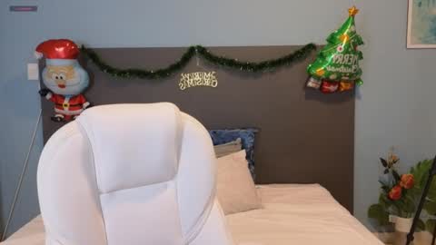 Maiaa Ruiz  online show from December 11, 1:17 pm