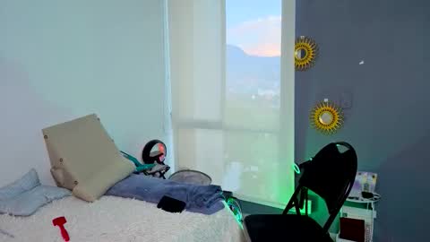   Lauu online show from February 21, 10:54 pm