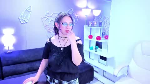 maramartinez_ online show from May 9, 8:33 pm