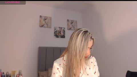 Mariana online show from March 18, 2:49 am