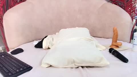 M A Y A  B A K E R online show from September 27, 12:18 am