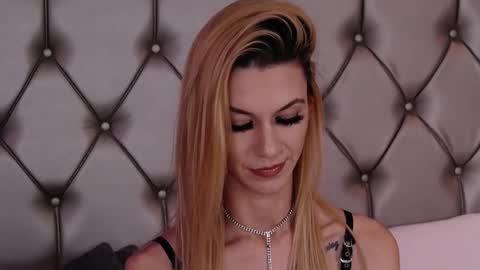 Maya online show from December 5, 1:23 pm