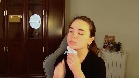 maybloom_ online show from October 29, 6:07 am