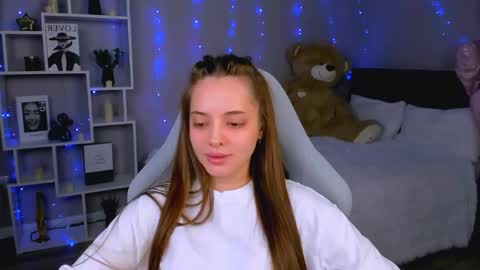 MelanieAlves online show from April 17, 2:30 pm