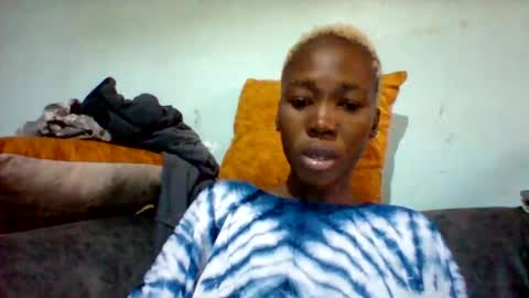 melaninndriping online show from October 31, 8:07 am