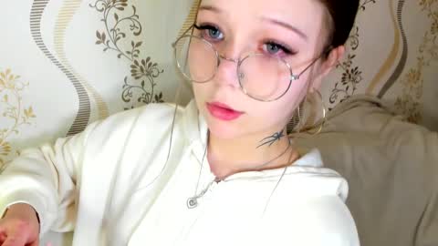 MelMooon online show from October 15, 8:11 pm