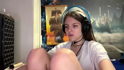 Hi Im Aria 18 years old online show from November 14, 1:22 pm