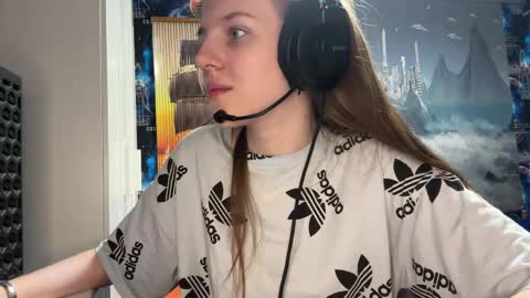 Hi Im Aria 18 years old online show from April 17, 2:41 pm