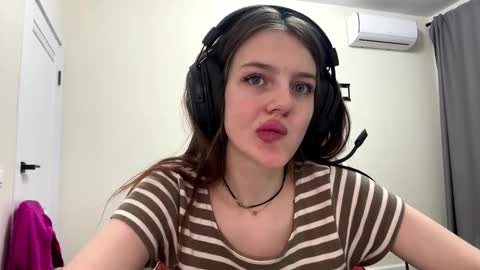 Hi Im Aria 18 years old online show from January 18, 6:59 pm