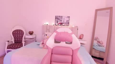 Mia online show from February 15, 8:30 pm