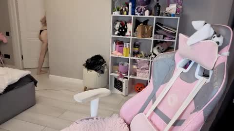 MIA HELP ME REACH 100 LIKES online show from February 28, 3:33 pm