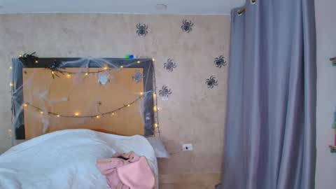 MIALOPEZ      .     Y      .      online show from October 12, 6:27 am