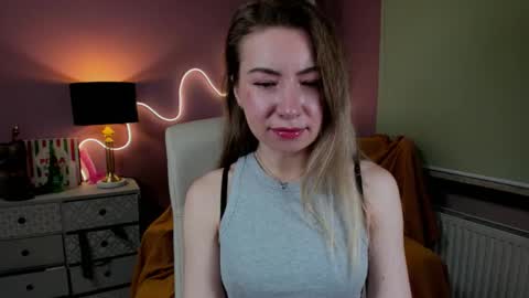 Mia online show from December 17, 7:45 am