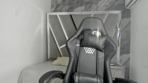 mia_petiteht online show from March 5, 8:37 pm