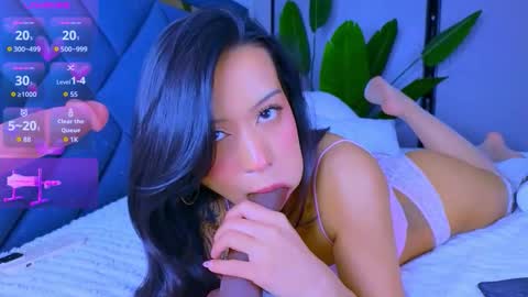 Mia online show from March 25, 4:43 pm