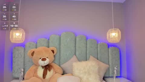 Mia online show from November 7, 2:33 pm