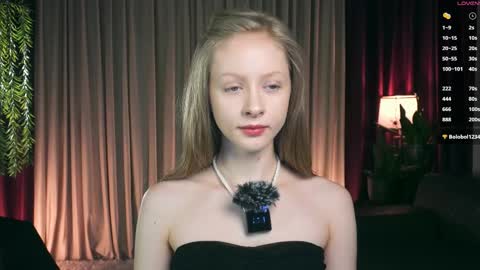 Mia online show from December 15, 3:28 pm