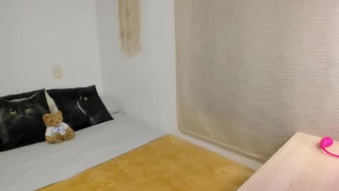 Mia   online show from March 12, 9:35 pm