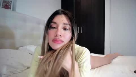 Mia online show from March 12, 11:29 pm