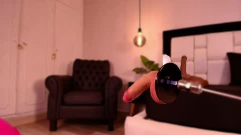 Mia online show from April 4, 11:09 am