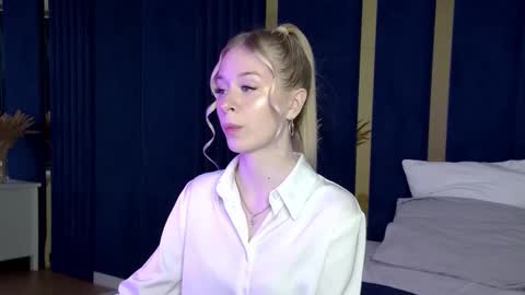 Mia online show from September 23, 6:06 pm