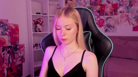 Mia online show from September 19, 5:34 pm