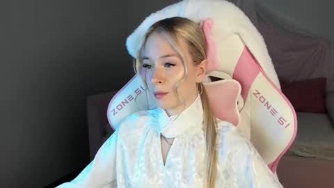 Mia online show from October 14, 6:21 pm