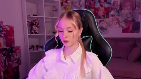 Mia online show from September 17, 5:22 pm