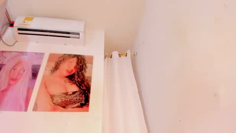 miakirshner_ online show from April 16, 3:44 pm