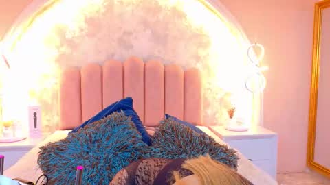 Mia online show from March 5, 3:24 am