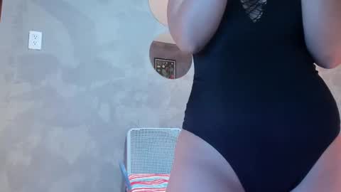 Mia online show from September 30, 8:57 pm