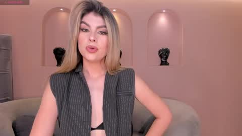 Mia Silva online show from May 29, 11:30 am