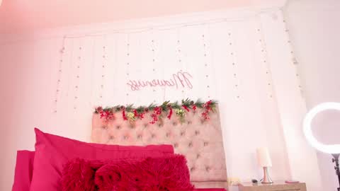 Miavenuss 1 online show from December 19, 10:21 pm