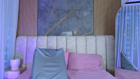 miia scoott  online show from April 18, 11:56 am