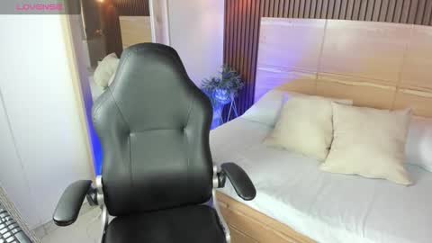 milaack_ online show from March 19, 1:59 pm