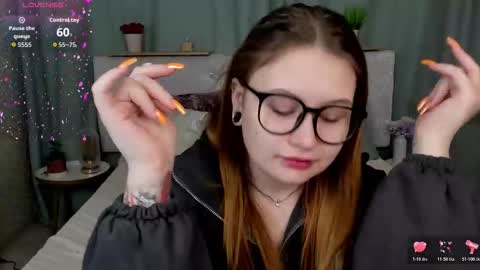 milanaxhoney online show from March 5, 1:01 am