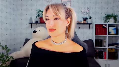 MillaXQueen online show from October 11, 12:30 pm