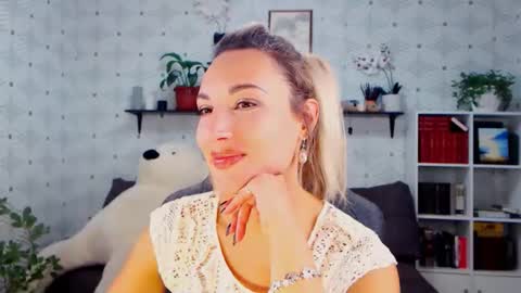 MillaXQueen online show from October 15, 3:58 pm