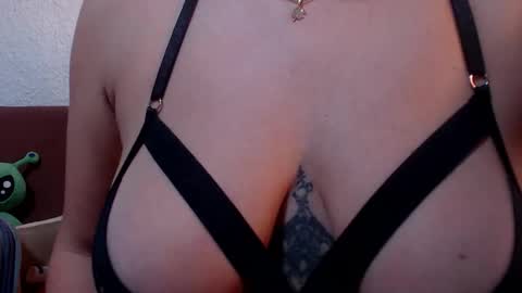 Milu Wallace  online show from March 1, 1:05 am