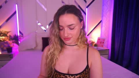 minifox_ online show from November 23, 8:38 am